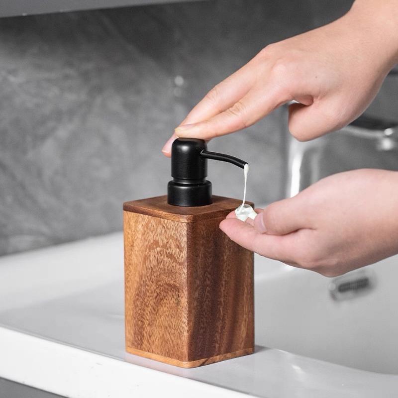 Luxe houten zeepdispenser voor - Jet Home Bathroom recensie en prijs